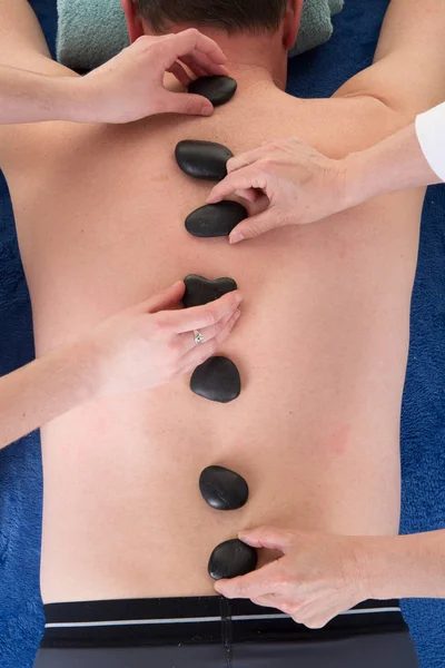 Ontspannen Jongeman Ontvangen Van Hete Stenen Therapie Massage Aan Vier — Stockfoto