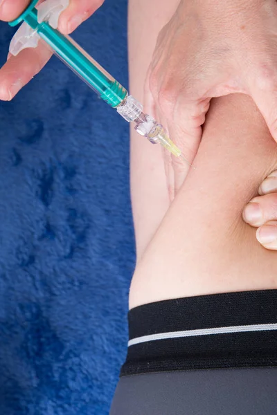 男子注射 Mesotherapy 或男性穿刺剂量胰岛素在他的背部关闭注射器即将被注射 — 图库照片