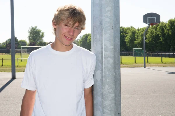 Schöner Teenager Junge Jahre Alt Freien Der Die Kamera Schaut — Stockfoto