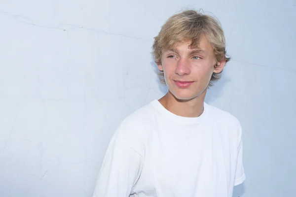 Nahaufnahme Eines Blonden Teenagers Mit Kopierplatz Links — Stockfoto