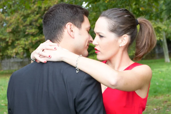 屋外キス抱擁像愛の若い美しいいちゃつくカップル — ストック写真