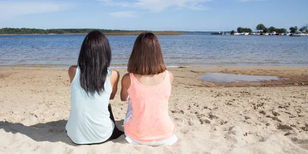 Två Vackra Flickor Kvinnliga Vänner Stranden Sitter Sanden — Stockfoto