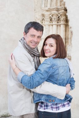 Güneşli bir günde eski şehir sokak kaldırımda yürüyordum turist birkaç