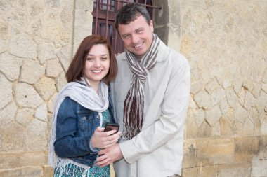 Birkaç turist eski antik Turizm şehirde yürüyüşe sokak