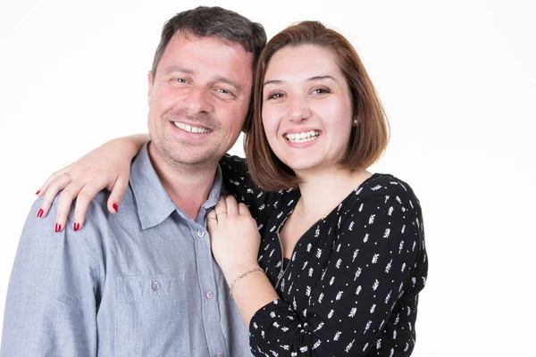 笑顔と白い背景で幸せカップルの肖像画 — ストック写真