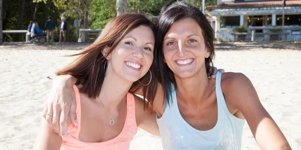Retrato Sorriso Dois Menina Jovem Verão Dia — Fotografia de Stock