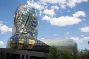 Bordeaux, Nouvelle aquitaine / Fransa - 06 20 2018: Cite du Vin şarap tatma Müzesi erişim kalıcı turu ve belvedere olduğunu