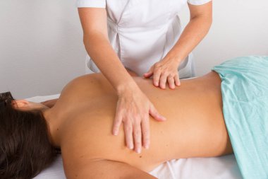 kadın masaj için tan arka kız için spa salonda rahatlayın