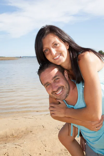 Niedliches Paar Jung Urlaub Strand Huckepack Glücklich Zurück Und Lächeln — Stockfoto