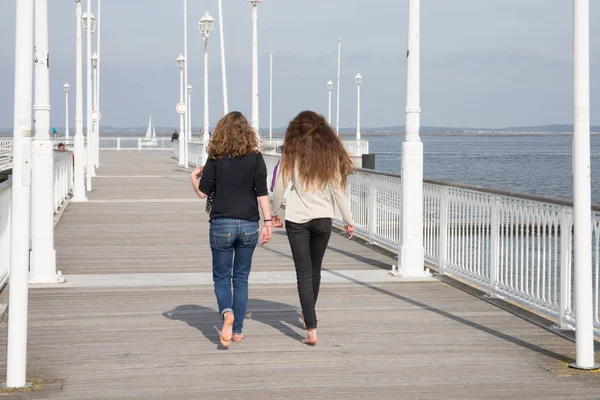 Bakifrån Två Unga Kvinnan Pontonen Vid Havet — Stockfoto