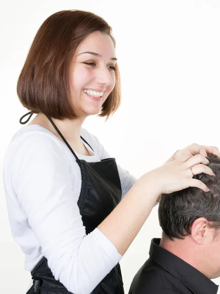 Uśmiechający Się Fryzjer Robi Masaż Głowy Człowieka Klienta — Zdjęcie stockowe