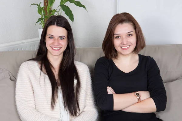 Namoradas Casal Irmã Meninas Sentar Casa Sofá Sorrindo Feliz — Fotografia de Stock