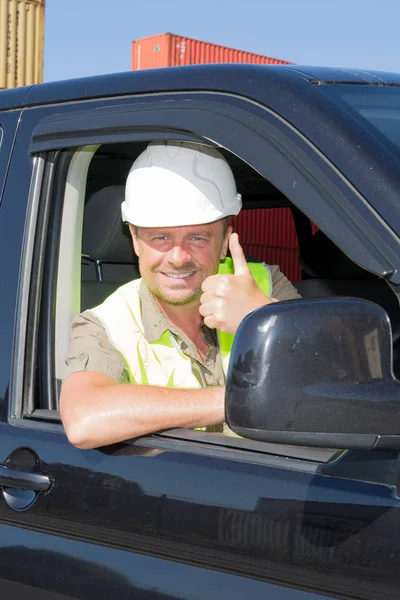 Werknemer Man Met Zijn Helm Zijn Gele Veiligheidsvest Zwart Busje — Stockfoto
