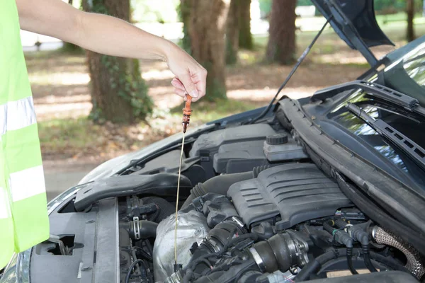 Woman Broke Her Car Checking Oil Level — Stock Photo, Image