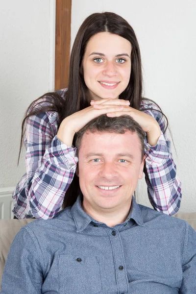 아버지와 소녀는 소파에 — 스톡 사진