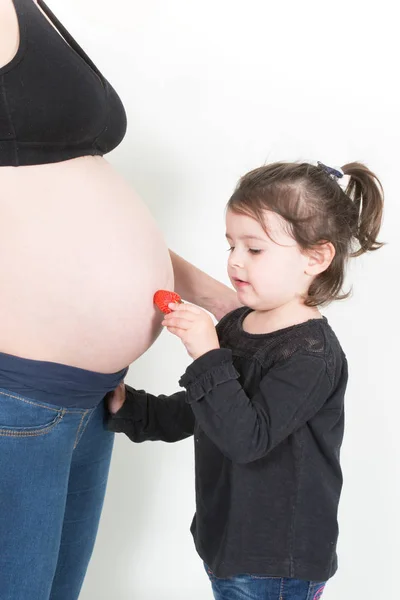 Vrolijke Dochter Kind Verwachten Pasgeboren Baby Met Zwangere Moeder — Stockfoto