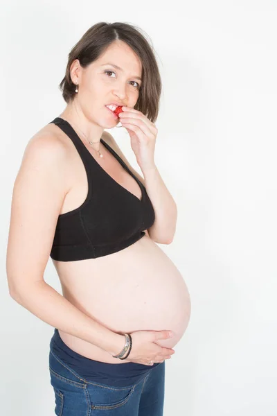 Mujer Embarazada Sujetador Comer Fresa —  Fotos de Stock