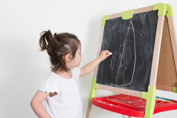 Menina Criança Faz Desenho Giz Quadro Negro Brinquedo — Fotografia de Stock