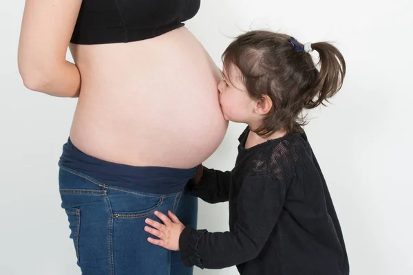 Vrolijke Schattig Liefde Eerste Dochter Kus Prenant Moeder Buik — Stockfoto