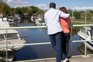 tekne ve rüya birlikte mutlu tatil çift Biganos port Fransa Arcachon adlı üzerinde bak