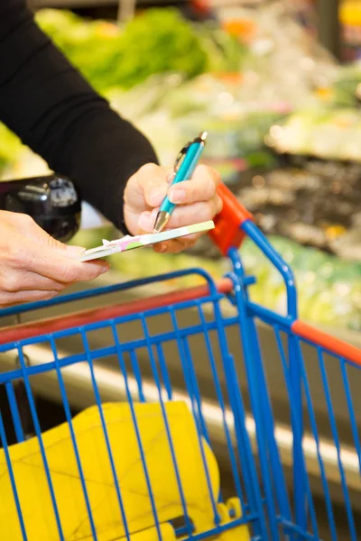 Mulher Está Comprando Detalhe Supermercado Carrinho Suas Mãos Prateleira Frutas — Fotografia de Stock