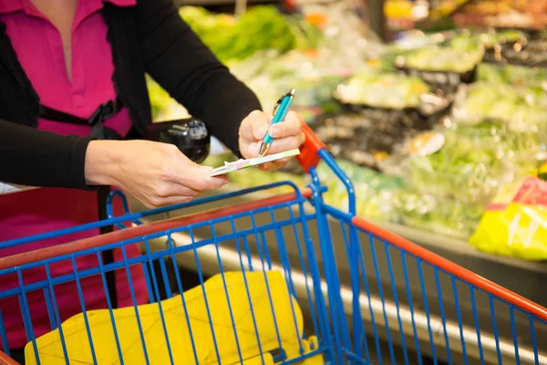 Žena Nakupuje Supermarketu Svým Seznamem Produktů Nákupu — Stock fotografie