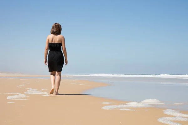 Bellezza Ragazza Abito Nero Passeggiata Sulla Spiaggia Durante Giorno Vacanza — Foto Stock