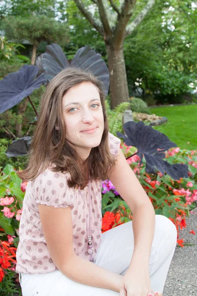 Forma Allegra Giovane Donna Sul Giardino Casa Giorno Primavera — Foto Stock