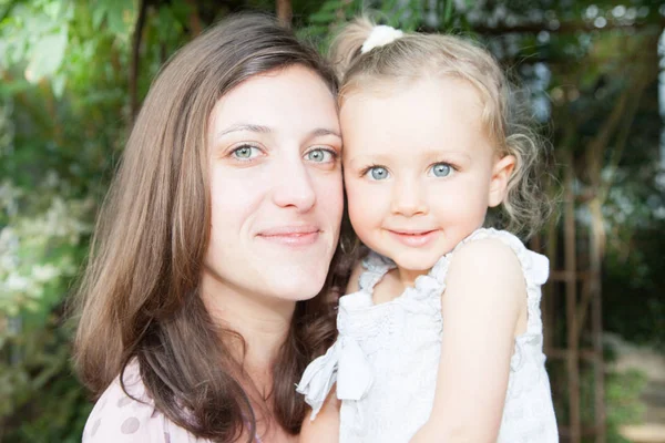 Mutter Und Tochter Mit Blauen Augen Garten — Stockfoto
