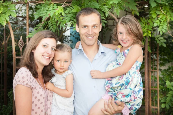 Alegre Familia Cuatro Aire Libre Retrato Con Dos Ojos Azules — Foto de Stock