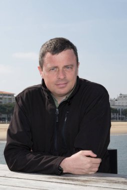 yakışıklı adam açık havada deniz tarafında yalnız