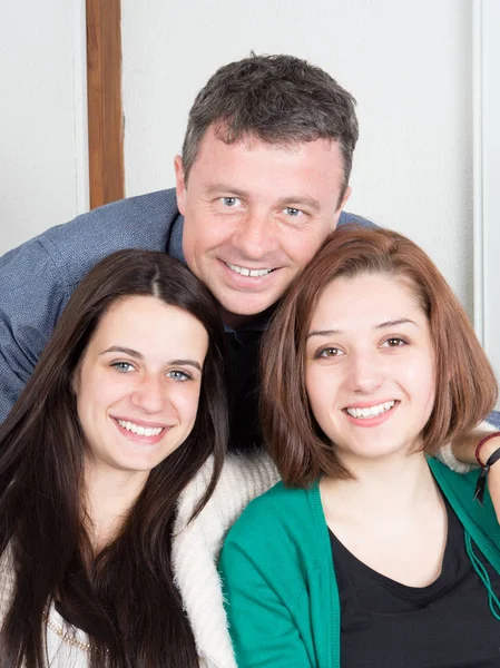 Hombre Dos Mujeres Sentados Sofá Casa — Foto de Stock