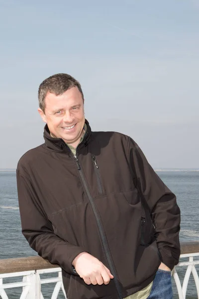 Handsome Man Standing Beach Looking Sea Dressed Autumn Warm Jacket — Stock Photo, Image