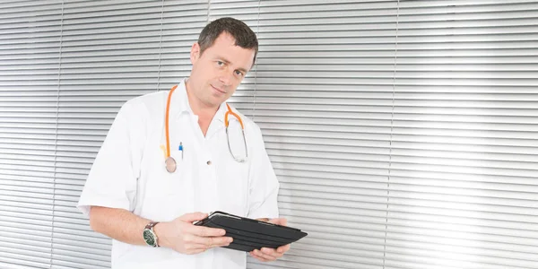Junge Ärztin Klinik Mit Tablet Bei Der Arbeit — Stockfoto