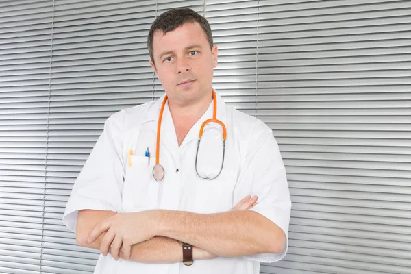 Przystojny Lekarz Biurze Broni Krzyża Stetoskop Pomarańczowy — Zdjęcie stockowe