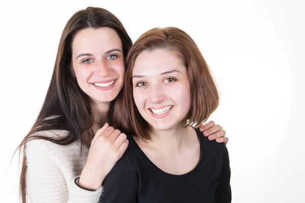 Két Mosolygó Vonzó Lány Meg Piros Barna Hajat Fehér Háttér — Stock Fotó