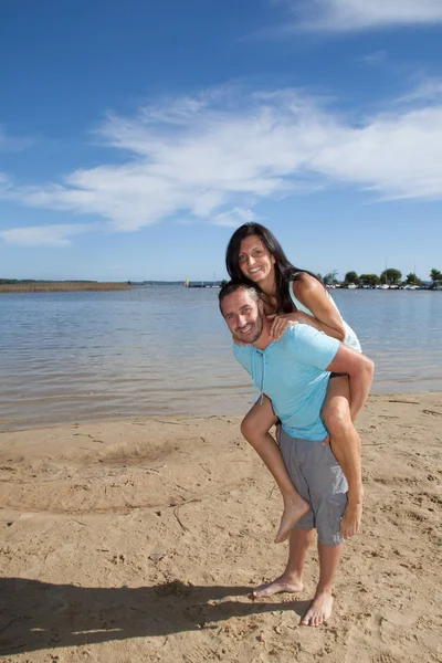 Jeune Couple Heureux Sur Plage Bord Mer Été — Photo