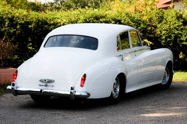 Vintage Rear View White English Luxury Car — Stock Photo, Image