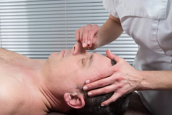 Człowiek Otrzymuje Leczenie Akupunktura Przez Chiński Lekarz — Zdjęcie stockowe