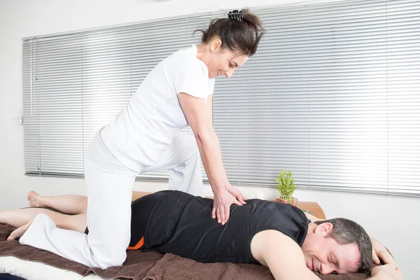 Kvinna Massös Utför Massage Till Sportig Man — Stockfoto