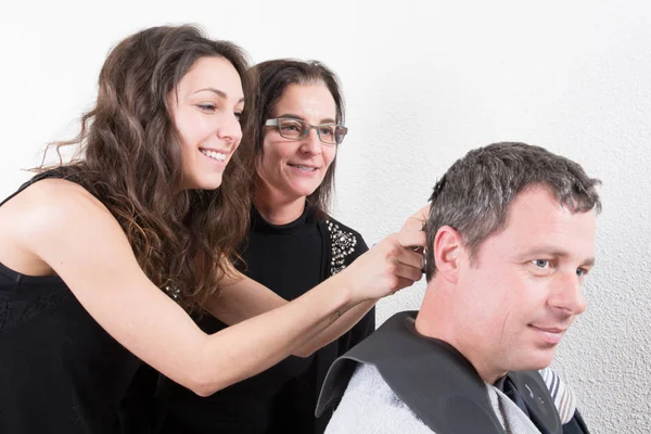 Jonge Student Kappers Met Haar Leraar Snijdt Haren Van Een — Stockfoto