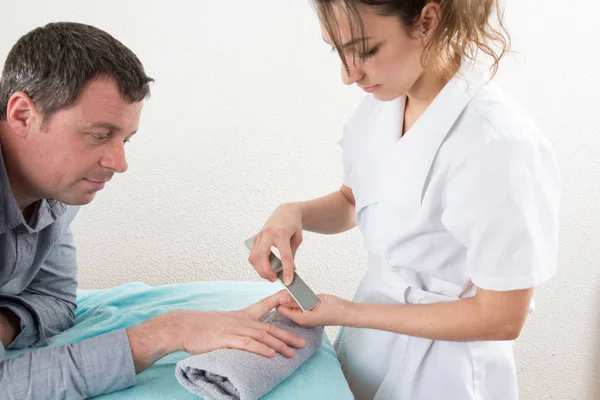 Hübsche Kosmetikerin Macht Eine Maniküre Den Händen Eines Gutaussehenden Mannes — Stockfoto