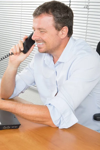 Sorrindo Felicidade Bonito Homem Negócios Manjedoura Telefone Mesa — Fotografia de Stock