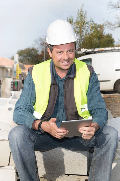 Bouwvakker Man Zoek Tablet Computer Pad Zittend Buiten — Stockfoto