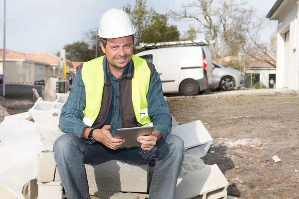 Male Caucasian Construction Worker Sitting Tablet Wearing White Hardhat — Stock Photo, Image