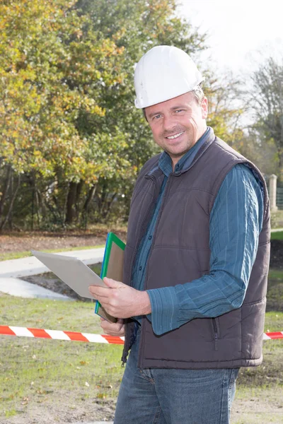 Konstruktion Worker Entreprenör Man Använder Tablet Bärbar Dator Medan Stod — Stockfoto