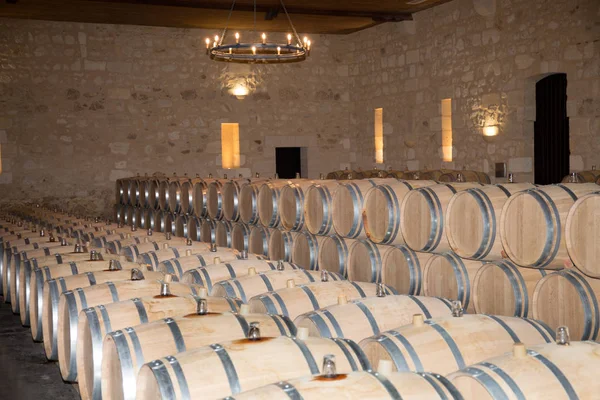 Rij Van Grote Franse Eiken Wijn Vaten Kelder Van Producent — Stockfoto