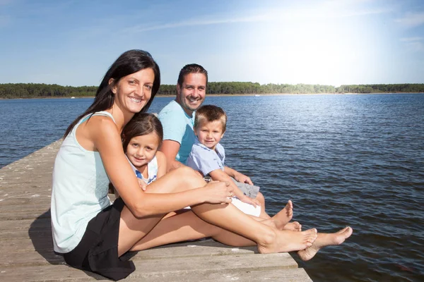 Ung Familj Semester Har Massa Kul Kärlek Trä Ponton — Stockfoto