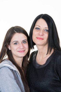 Beyaz arka plan bekar anne genç kızı ile aile portre ayakta