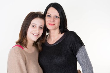 gülümseyen mutlu aile anne ve kızı beyaz duvar arka planda